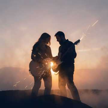 Bitlo - Ты подошёл ко мне в шуме чужих голосов
Прокрался б...