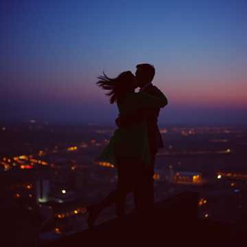 Bitlo - Ты вошёл — и мир стал тише,
Словно дом нашёл меня....