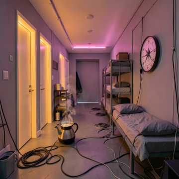 Bitlo - Пять утра, за стенкой кто-то учит зубрежку,
В кори...
